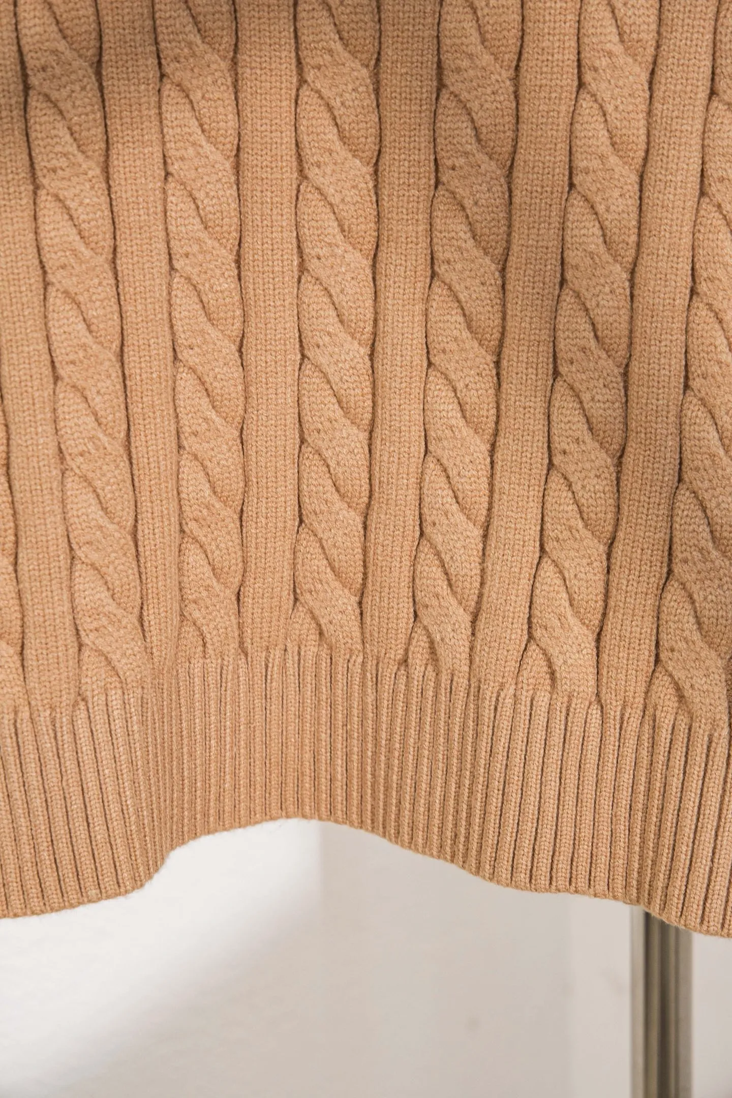 P250 model number: Y196 Ralph Lauren Men's half-zip twist sweater has a really nice style. It can be worn alone or as a jacket to be worn inside or outside. The upper body shows personal fashion charm. Four colors are available. Same style for men and women. A must-have item for new summer products. Hang tag. Hanging beads. Washable packaging bag. Full set of accessories. Very good appearance. Super exquisite workmanship. Size: S-XL